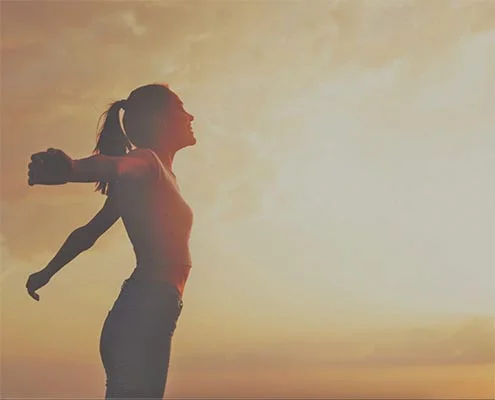 Empowerment, starke Frau, weite Arme, glücklich sein